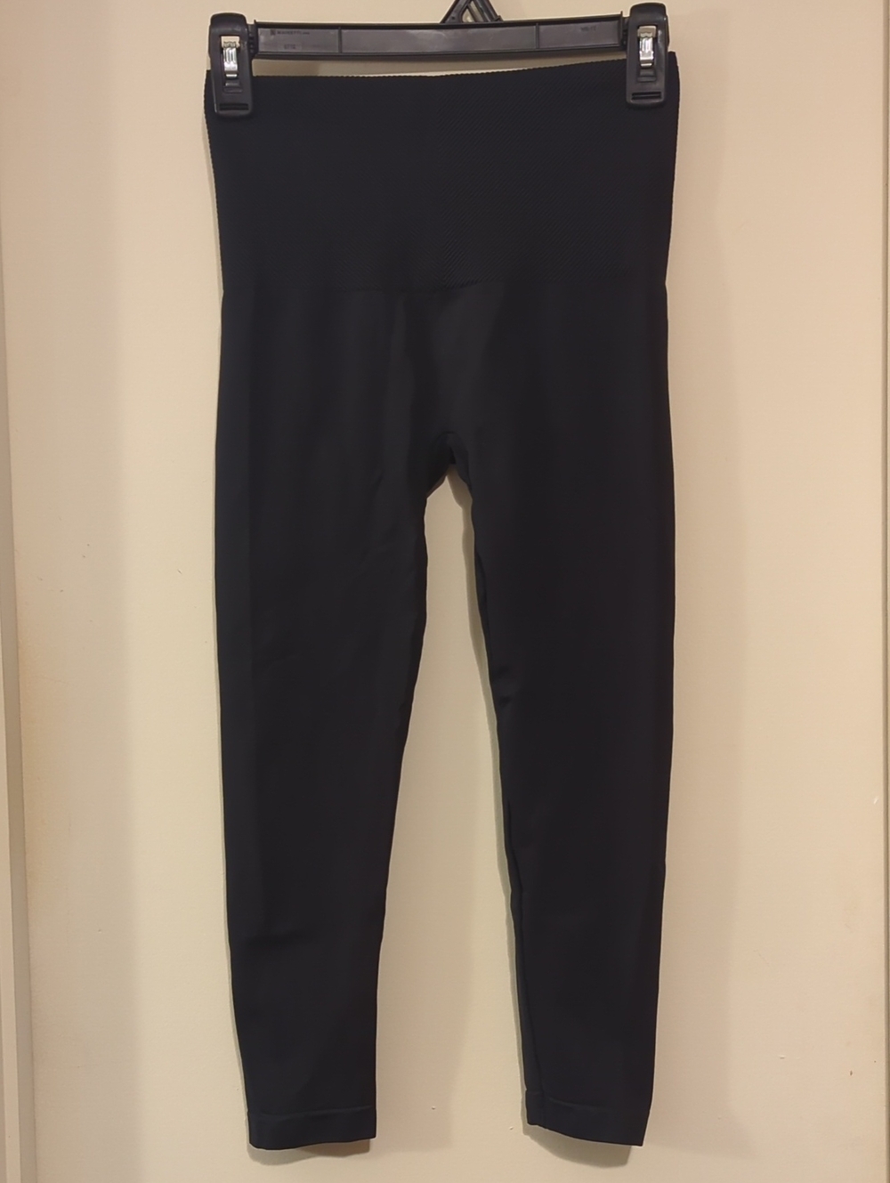 Assets By Spanx Seamless Shaping Capri Leggings Black S #20338R